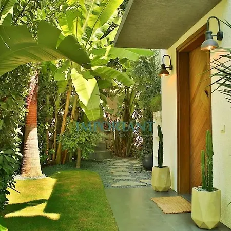 Chic Oasis By Important Group Travel Hotel